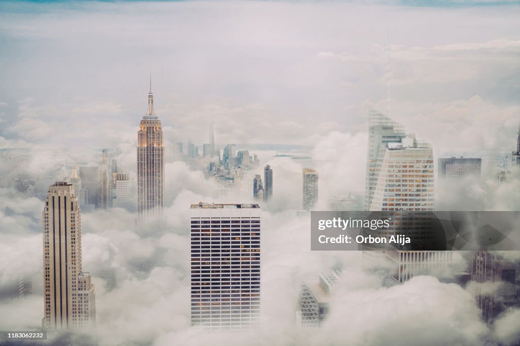 New York City skyline med moln