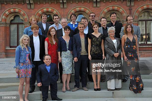 Emma Watson, Rupert Grint, Ralph Fiennes, Robbie Coltrane, Warwick Davis, Tom Felton, Michael Gambon, Domnhall Gleeson, Jason Isaacs, Matt Lewis,...