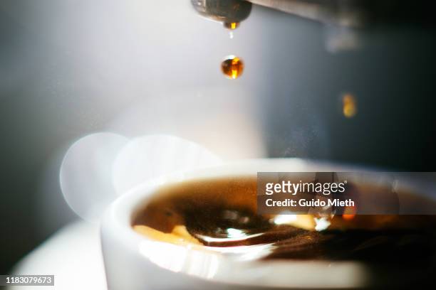 espresso shot pouring out. - kaffee genießen stock-fotos und bilder