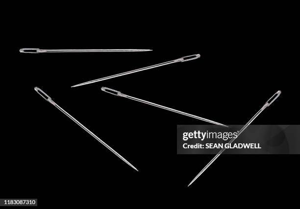 five sewing needles - grupo pequeno de objetos imagens e fotografias de stock