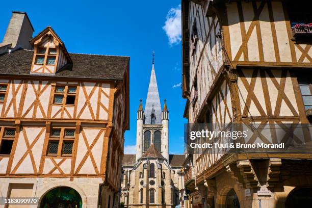 france, burgundy, côte-d'or, dijon, notre dame church - fachwerk stock-fotos und bilder