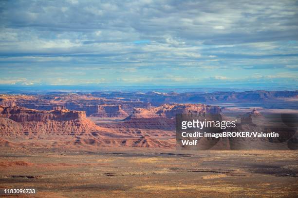 eroded table mountains, view of the valley of the gods, moki dugway, bears ears national monument, utah state route 261, utah, usa - bears ears national monument stock-fotos und bilder