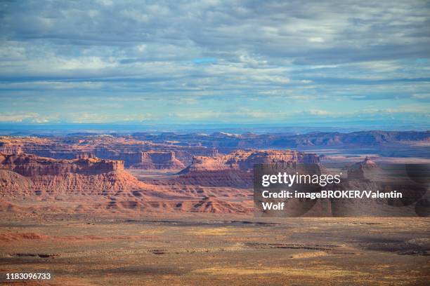 eroded table mountains, view of the valley of the gods, moki dugway, bears ears national monument, utah state route 261, utah, usa - bears ears national monument stock pictures, royalty-free photos & images