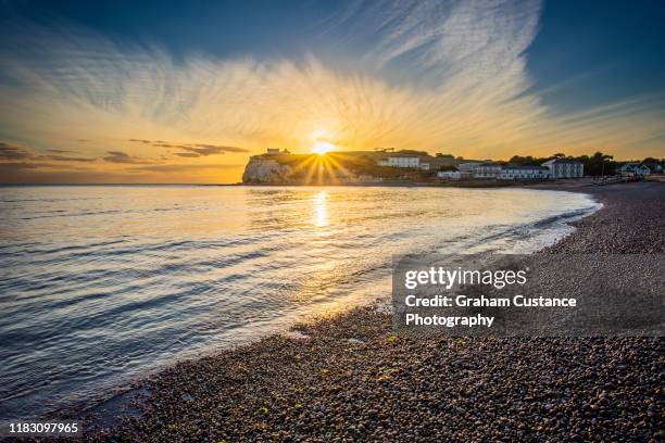 isle of wight sunset - bahía de freshwater isla de wight fotografías e imágenes de stock