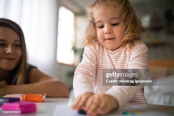 jede mutter ist die erste lehrerin ihres kindes - mother child clay stock-fotos und bilder