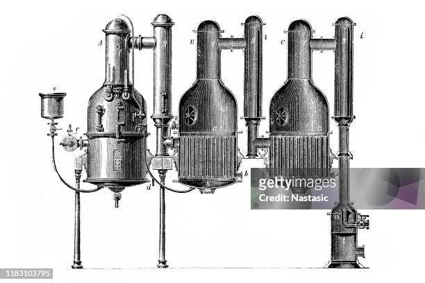 ilustrações, clipart, desenhos animados e ícones de ilustração gravada velha da destilação do vácuo para o instrumento da água - conhaque bebida destilada