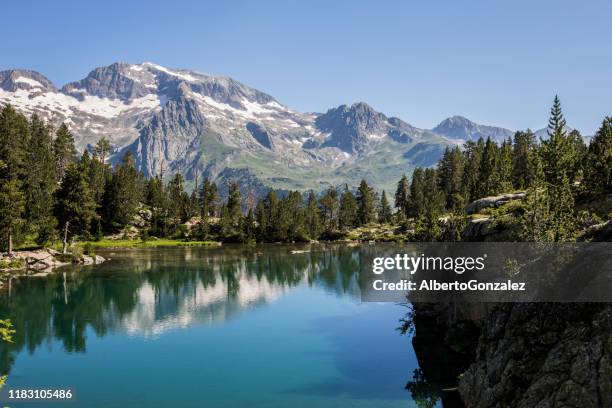 perdiguero peak from ibon de escarpinosa, posets-maladeta nature park, pyrenees, spain - pyrenees stock pictures, royalty-free photos & images