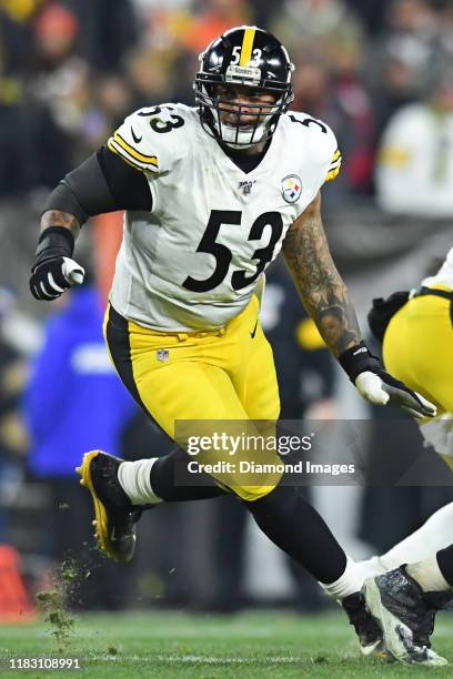 Center Maurkice Pouncey of the Pittsburgh Steelers pulls across the line of scrimmage in the first quarter of a game against the Cleveland Browns on...