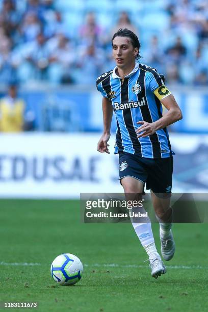 Pedro Geromel of Gremio controls the ball during the match between Gremio and Flamengo as part of Brasileirao Series A 2019 at Arena do Gremio on...