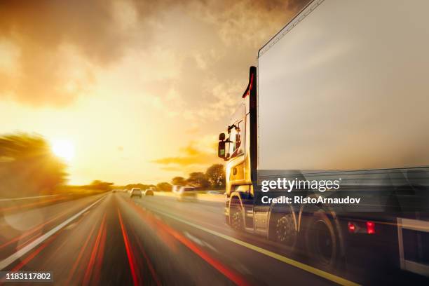 transporte de tráfico de camiones en la autopista en movimiento - two lane highway fotografías e imágenes de stock