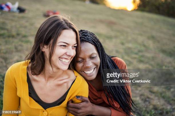 amistad étnica múltiple - lesbian couple fotografías e imágenes de stock