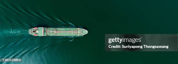 aerial top panorama view oil ship tanker full speed with beautiful wave pattern transportation oil from refinery on the sea. - navire citerne photos et images de collection