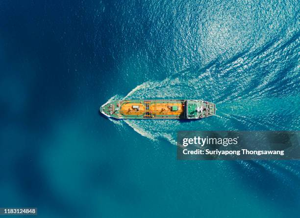 aerial top view oil or lpg ship tanker transportation oil/lpg from refinery on the blue sea. - pacific ocean stockfoto's en -beelden