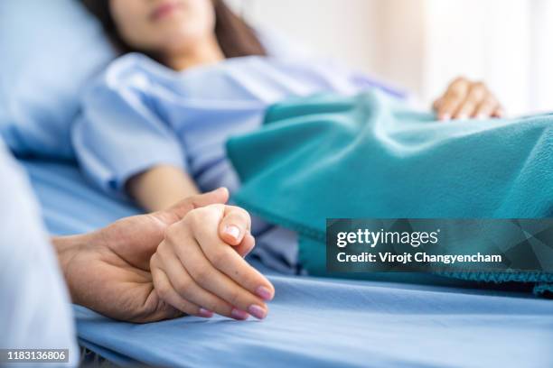 doctors encourage patients to sleep on the bed. - hospital visit stockfoto's en -beelden