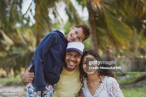 father with his children looking at camera - povo brasileiro imagens e fotografias de stock