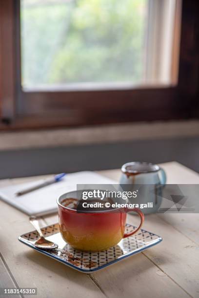 tazza di cioccolata calda - cioccolata calda stockfoto's en -beelden