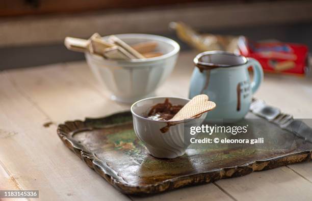 tazza di cioccolata calda - cioccolata calda stockfoto's en -beelden