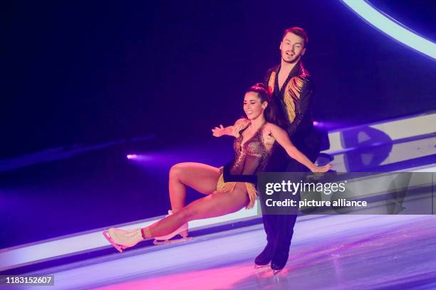 November 2019, North Rhine-Westphalia, Cologne: Sarah Lombardi, singer and last year's winner, and Joti Polizoakis, ice dancer, are on the ice in the...