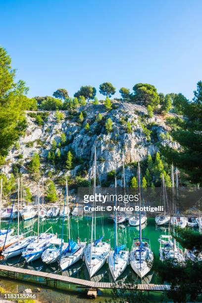 moored yachts on a calanque near cassis, france - 羅納河口 個照片及圖片檔