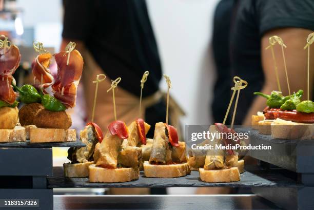 tapas en pinchos in een tapasbar in spanje - tapa stockfoto's en -beelden