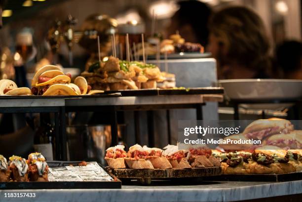 tapas y pinchos en un bar de tapas en españa - tapa fotografías e imágenes de stock