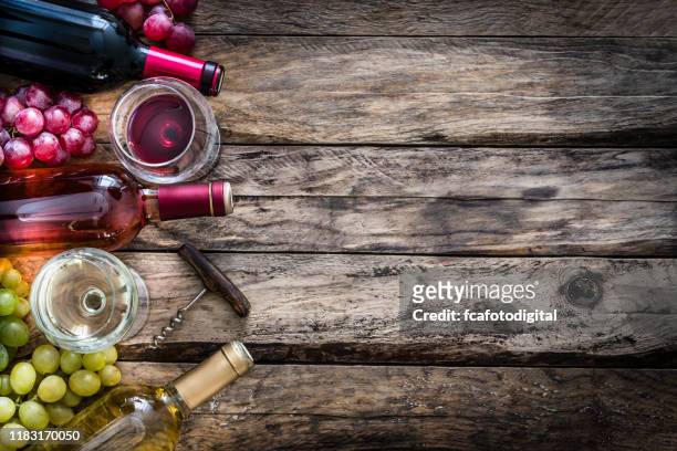 wijnen achtergrond: rode, rosé en witte wijnen met kopieer ruimte - wine corks stockfoto's en -beelden