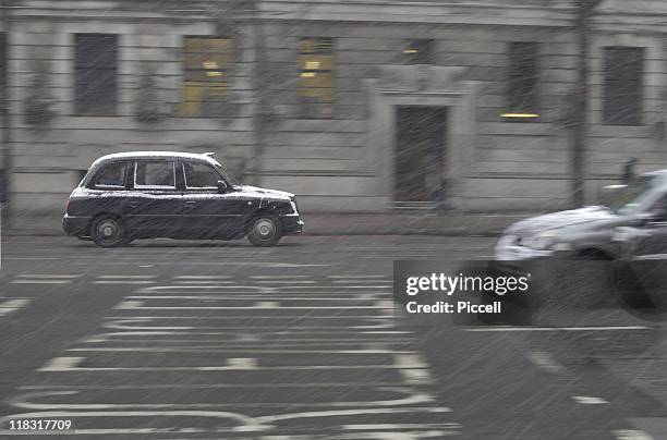 london black cab in snowfall - taxi de londres - fotografias e filmes do acervo