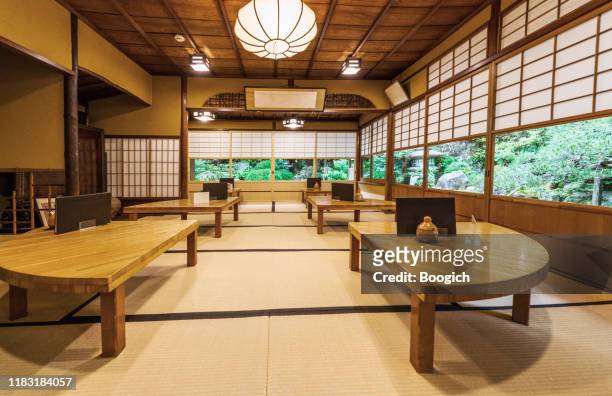 interno ristorante tradizionale giapponese con tavoli da pranzo e vista sul giardino a kyoto giappone - japanese restaurant foto e immagini stock
