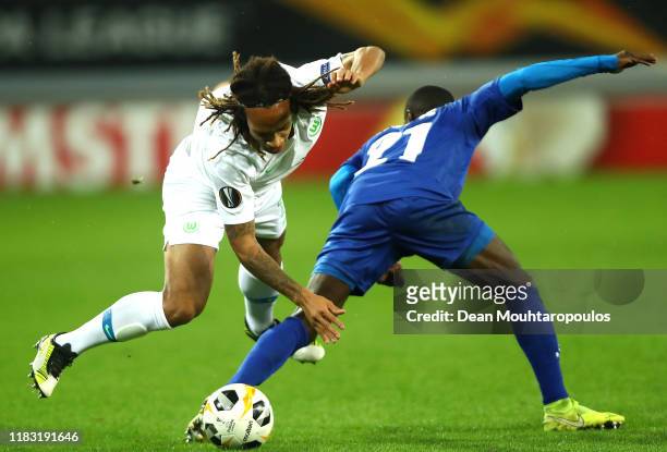 Kevin Mbabu of VfL Wolfsburg and Nana Asare of Gent battles for possession during the UEFA Europa League group I match between KAA Gent and VfL...