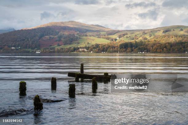 jetty on lake windermere - lago windermere fotografías e imágenes de stock