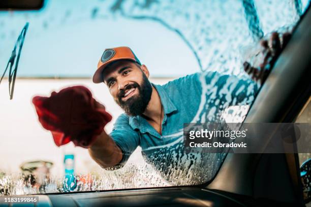 knappe man wassen auto - valet stockfoto's en -beelden