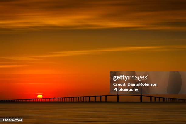 sun rising over the sunshine skyway bridge, st. petersburg, florida - sunshine skyway bridge 個照片及圖片檔