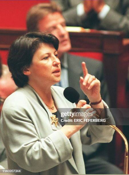 La ministre de l'Emploi, Martine Aubry, répond à une question, le 08 octobre à l'Assemblée nationale à Paris, lors des questions au gouvernement....