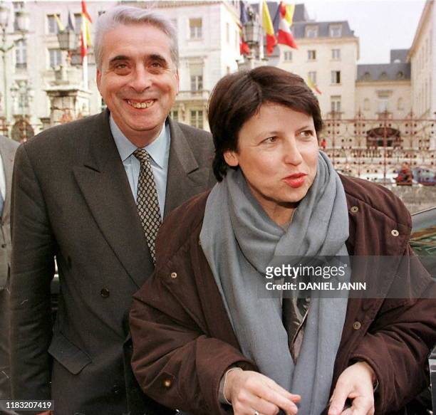 Photo prise le 12 décembre 1997 à Orléans de Martine Aubry, ministre de l'Emploi et de la Solidarité, en compagnie du maire de la ville Jean-Pierre...