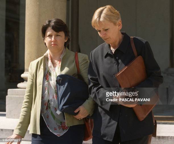 La ministre de l'Emploi et de la Solidarité Martine Aubry quitte, le 17 juin le palais de l'Elysée à Paris, en compagnie de la ministre de la...