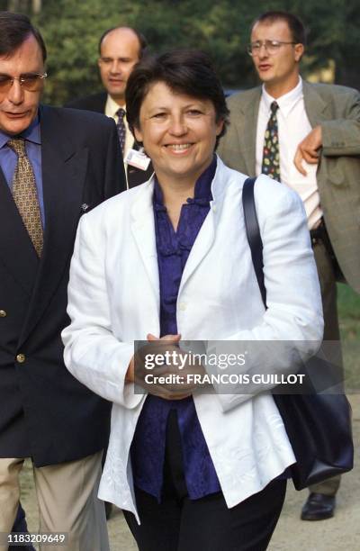 La ministre du Travail et de l'Emploi, Martine Aubry, arrive le 10 septembre 1999 à l'espace Rambouillet dans la forêt de Rambouillet, où le Premier...