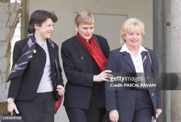 La ministre de la Solidarité Martine Aubry, la ministre de la Jeunesse et des Sports Marie-George Buffet et la secrétaire d'état aux droits des...