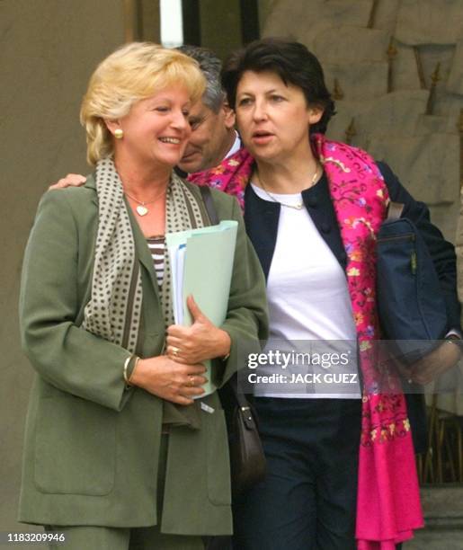 La ministre de l'Emploi et de la Solidarité Martine Aubry et la secrétaire d'Etat au droits des femmes Nicole Pery quittent, le 04 octobre 2000 le...