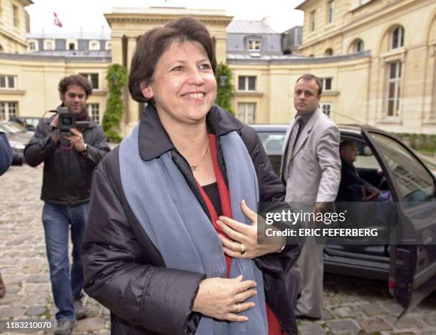 La ministre de l'Emploi Martine Aubry arrive le 18 octobre 2000 au ministère de l'Emploi à Paris, où une vingtaine de ses collaborateurs sont venus...