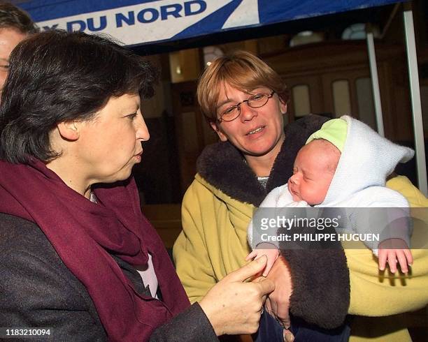 Martine Aubry rencontre une jeune maman, le 14 octobre 2000 à la mairie de Lille, lors de la visite du salon des associations. Encensée comme une...