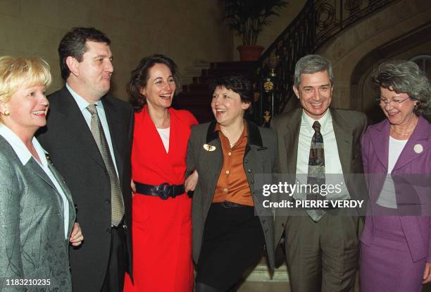 La ministre de l'Emploi et de la Solidarité Martine Aubry pose, le 05 avril 2000 à Paris, entourée des membres de son ministère, Nicole Péry,...