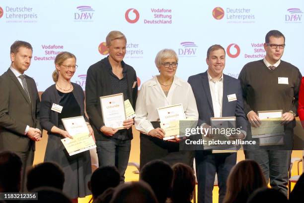 November 2019, Berlin: Michael Kretschmer ), Minister President in Saxony, presents the German Teacher Award 2019 to Karen Pohlman from the...