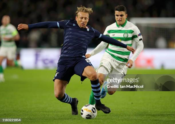 Lucas Leiva of Lazio battles for possession with Mohamed Elyounoussi of Celtic during the UEFA Europa League group E match between Celtic FC and...