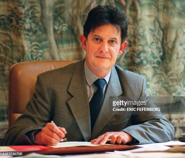 Jean-Pierre Jouyet, directeur-adjoint du cabinet du Premier ministre Lionel Jospin, est photographié dans son bureau à l'hôtel Matignon à Paris le 30...