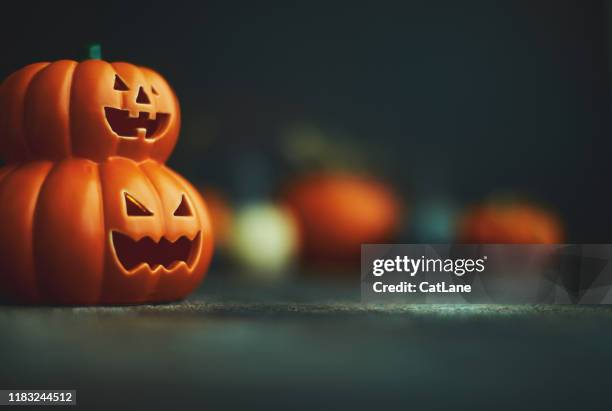 halloween background with jack o'lantern and pumpkins - outubro imagens e fotografias de stock