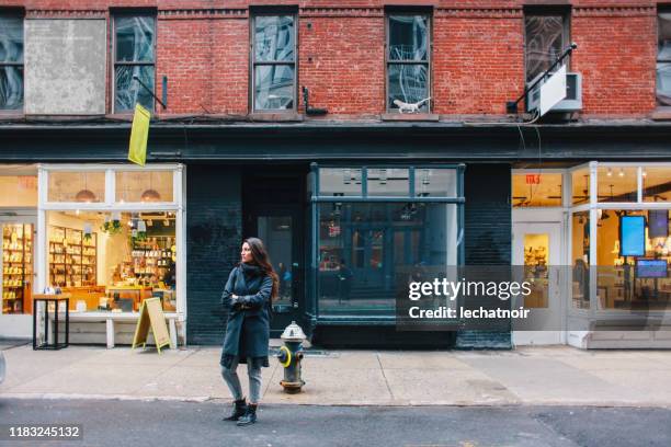 在冬季漫步紐約索霍的街道 - greenwich village 個照片及圖片檔