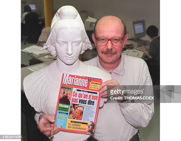 Jean-François Kahn présente, le 22 avril, un exemplaire du premier numéro de "Marianne", le nouvel hebdomadaire "anti-pensée unique" conçu par...
