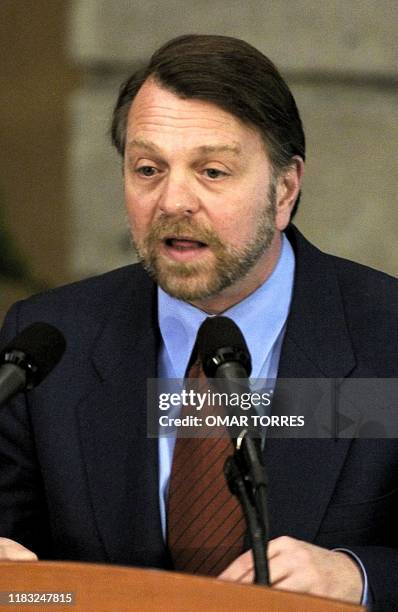 Jorge Castaneda, future foreign minister under president-elect Vicente Fox, speaks during presentation ceremonies 22 November 2000. El futuro...