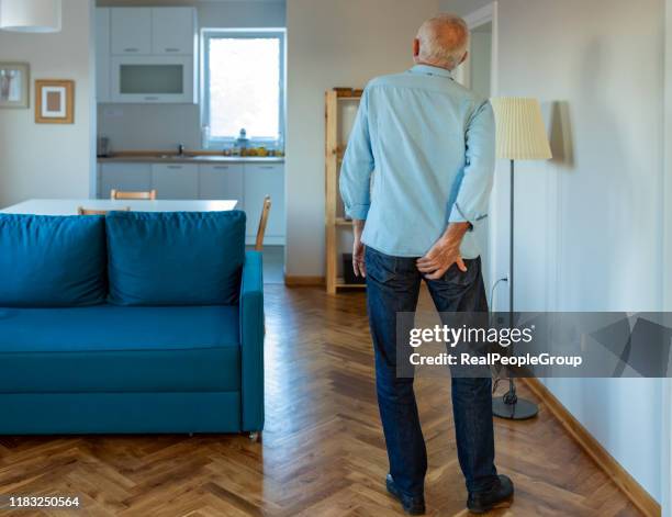 de mens heeft pijn in de kont. - buttock stockfoto's en -beelden