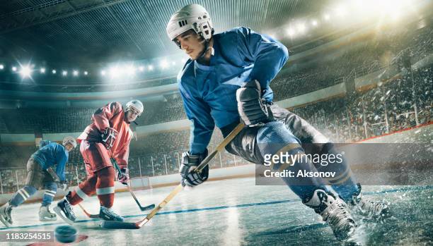 eishockeyspieler in aktion - hockeyspeler stock-fotos und bilder